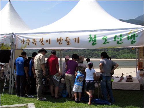 나무목걸이 만들기 체험 부스. 이날 두 학생이 지원을 맡은 이 부스에 제일 많은 사람이 몰렸다. 